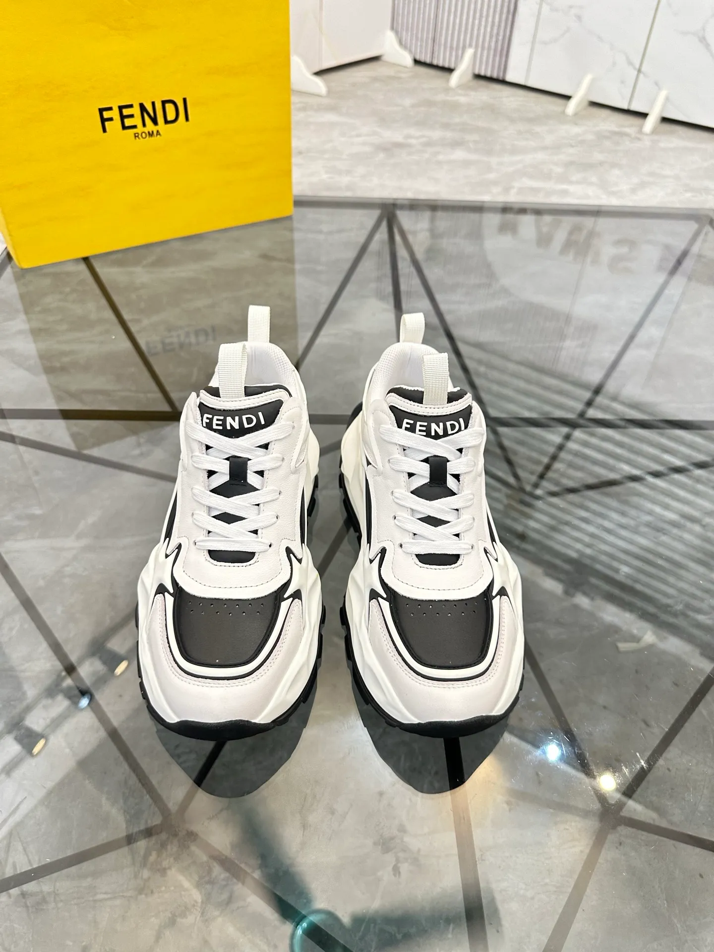 Men's shoes: 💰P580¥ Product trademark: Fendi* "Fendi*" low-top sports shoes Regular size: 39-44 (can be customized to 38.45.46) Product material: imported cowhide upper, breathable lining, original outsole. No.: 0008